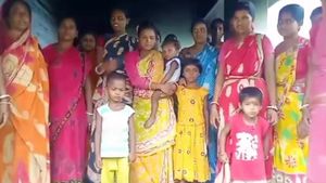 বাঁকুড়ার অঙ্গনওয়াড়ি কেন্দ্রে নিম্নমানের খাবারও কম পরিমাণে বিলি অভিযোগ! কর্মীদের ঘেরাও মুক্ত করল পুলিশ 