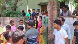  রঘুনাথগঞ্জে গৃহবধূর অস্বাভাবিক মৃত্যু, স্বামী ও শ্বশুরকে ধরে চলল মারধর 