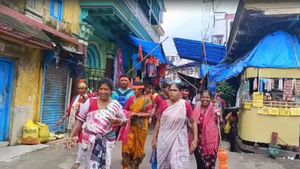 তারকেশ্বরের 'বাবা'র পুজো! পূণ্যার্থীর আশায় বৈদ্যবাটির ব্যবসায়ীরা 