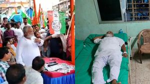 TMC vs TMC: মন্ত্রীর উপস্থিতিতে তৃণমূলের ব্লক সভাপতিকে মার, ভাঙল চেয়ার, ধর্না মঞ্চে ধুন্ধুমার বাঁকুড়ায়