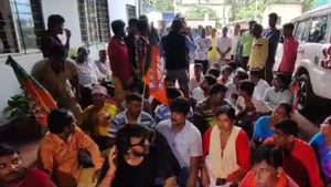 BJP’s clash: নির্দল প্রার্থী বিজেপির জেলা সভাপতি পদে! অপসারণের দাবিতে ‘রণক্ষেত্র’ পার্টি অফিস