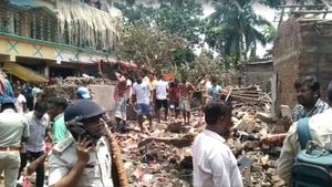 দত্তপুকুরে বেআইনি বাজি কারখানায় বিস্ফোরণ, একাধিক ব্যক্তির মৃত্যুর আশঙ্কা, বেশ কয়েকটি বাড়ি ক্ষতিগ্রস্ত