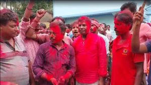 ১০ বছর পরে তারকেশ্বরের কেশবচকে গ্রাম পঞ্চায়েতে বোর্ড বামেদের! বিলি লাল বাতাসা