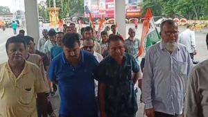  ধূপগুড়িতে স্থায়ীভাবে সরাইঘাট এক্সপ্রেসের স্টপেজের দাবি,  স্মারকলিপি তৃণমূল কংগ্রেসের
