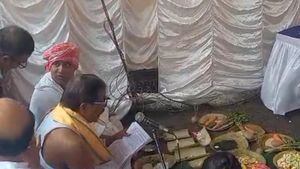 গণতন্ত্র ধ্বংস করে ভোট লুটের বিরুদ্ধে কালা দিবস! কংগ্রেসের অভিনব আয়োজনে তীব্র কটাক্ষ তৃণমূলের 