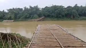 কাঁসাই নদীর স্রোতে তলিয়ে গেল বাঁশের সেতু, যোগাযোগ বিচ্ছিন্ন পাঁশকুড়া ডোমঘাট