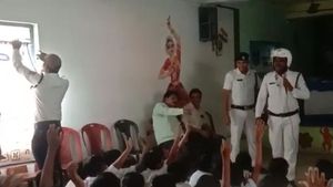 West Bengal Police: টাটকা বেহালার স্মৃতি! পথ নিরাপত্তা ও ট্র্যাফিক আইন শেখাতে স্কুলে হাজির পুলিশ