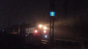 Indian Rail: ছিঁড়ল ৩৩ হাজার ভোল্টের ওভারহেডের তার, বন্ধ ট্রেন চলাচল 