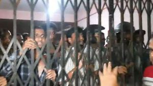 SFI এবং তৃণমূল ছাত্র পরিষদের মধ্যে ব্যাপক সংঘর্ষ, নামল র‍্যাফ 