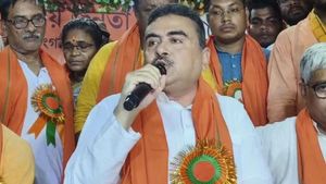 বিজেপি ক্ষমতায় আসলেই মহিলাদের হাতে ২০০০ টাকা! লিপস অ্যান্ড বাউন্ডসের কথা বলতে গিয়ে কেষ্টর কথা শুভেন্দুর মুখে 