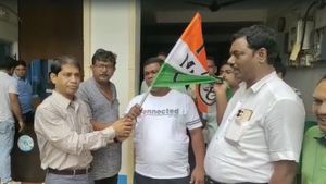 উপপ্রধান হয়েই দলবদল! উন্নয়নের-তৃণমূলে যোগদান জয়ী কংগ্রেস প্রার্থীর 