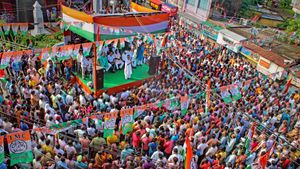 তৃণমূলের কর্মসূচিতে সটান হাজির বিজেপি বিধায়ক, মঞ্চে উঠে যা বললেন কপালে ভাঁজ সুকান্তদের