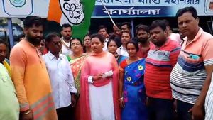 Panchayat: ফুলবদল অব্যাহত বাঁকুড়ায়, বিজেপি ছেড়ে হিড়িক পড়েছে তৃণমূলে যোগদানের