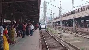Vande Bharat Express: আসানসোল হয়ে আরও একটি বন্দে ভারত পৌঁছল হাওড়ায়! উচ্ছ্বাস স্টেশনজুড়ে