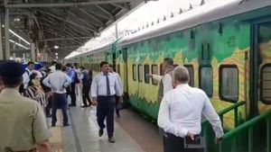 Vande Bharat express: শনিবার ঠিক সময়ে হাওড়া থেকে বন্দে ভারত ছাড়বে তো? কী বলছে রেল