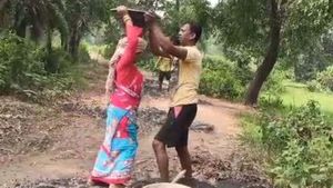 রাস্তা সংস্কারে মাথায় ঝুড়ি BJP বিধায়কের!  বিরলতম  দৃশ্যের সাক্ষী বাঁকুড়া, কটাক্ষ তৃণমূলের