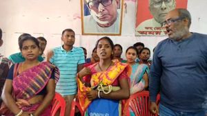 মন্ত্রীর হাত ধরে শাসক দলে যোগদান! আশাহত হয়ে 'ঘরে ফিরলেন' সিপিআইএম পঞ্চায়েত সদস্যা