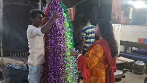 Bankura: উৎসব শুরুর ঘণ্টা বেজে গিয়েছে শহরে, সেই উৎসবই বাড়তি রোজগারের সুযোগ করে দেয় এঁদের