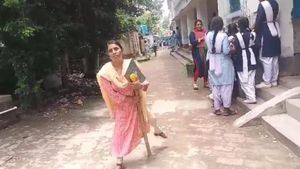  প্রতিকূলতা পেরিয়ে তিনি শিক্ষিকা! ছাত্রীদের নিজের পায়ে দাঁড় করানোর জন্য লড়াই ফতেমার 