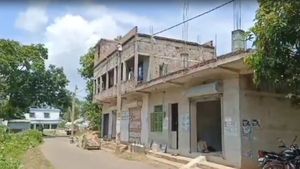 প্রধানমন্ত্রী আবাস যোজনার টাকায় পরপর দোকান! অভিযুক্ত তৃণমূল ক্ষেত মজুর সেলের ব্লক সভাপতি