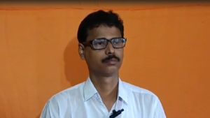 ফেসবুকে বিতর্কিত পোস্ট দিয়ে হঠাৎ চমক প্রলয় পালের, সাংবাদিক বৈঠক করে স্পষ্ট করলেন রাজনৈতিক অবস্থান