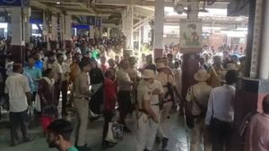 Howrah Station: হকার বসতে বাধা, রণক্ষেত্র হাওড়া স্টেশন চত্বর! লাঠিচার্জ আরপিএফের