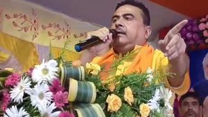 বুদ্ধদেবের অনুরোধে মমতাকে লুকিয়ে কাজ করেছিলেন! হলদিয়া থেকে তৃণমূলকে উৎখাতে সময় বাঁধলেন শুভেন্দু অধিকারী 