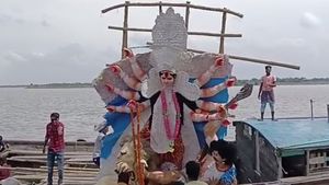 ২৬ বেয়ারার কাঁধে চেপে, পান্তাভাত ও কচু শাক খেয়ে বিদায় নিলেন উমা