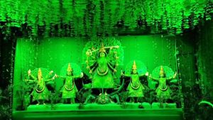 কংক্রিটের জঙ্গল, তার মধ্যেই সবুজের হাতছানি, খেলা করছে হাঁস, পুজোর ভাবনায় নজির 