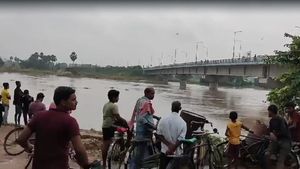 প্রবল শব্দে এগোচ্ছে দ্বারকেশ্বর, কংসাবতী, জল বাড়লে ভাসার আশঙ্কায় বাঁকুড়া
