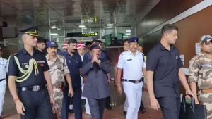 অভিষেকের রাজভবন অভিযানের সময় কলকাতায় থাকছেন না! বন্যা পরিদর্শনে দিল্লি থেকে সোজা উত্তরবঙ্গে রাজ্যপাল