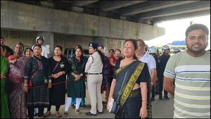 ফের রাজ্যপালকে কালো পতাকা, বিক্ষোভে রাস্তায় বসলেন মেয়েরা