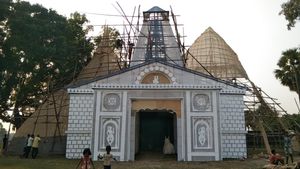 চূড়ান্ত ব্যস্ততা শিল্পীদের, বাঁশ সিমেন্ট দিয়ে নিখুঁত কেদারনাথ মন্দির বানানোর চেষ্টা শুশুনিয়ায় 