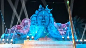Durga Puja 2023: কলকাতার সঙ্গে পাল্লা দিচ্ছে জেলা, বাঁকুড়া শহর দর্শক টানছে 'কোয়েম্বাটুরের মন্দির' -'কল্পলোক' 
