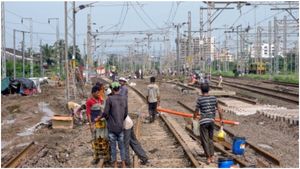  কাঞ্চনকন্যা এক্সপ্রেসের ধাক্কায় ২ শিশু সহ ৩ জনের মৃত্যু, গোবরা স্টেশনে ধুন্ধুমার