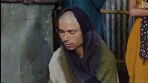 সারা রাত গাছ আঁকড়ে প্রাণরক্ষা মুক্তারের, চোখের সামনে তিস্তা নিয়ে গেল তিন সন্তানকে