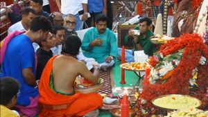 Kali Puja 2023: নৈহাটিতে বড়মার সামনে আসনে বসলেন অভিষেক, করজোড়ে প্রার্থনা