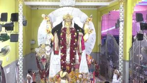 Jagadhatri Puja 2023: ১২ কেজি সোনার গয়নায় সেজেছেন কৃষ্ণনগরের বুড়িমা, থাকছে ৫০ কুইন্ট্যাল চালের পোলাও ভোগ 