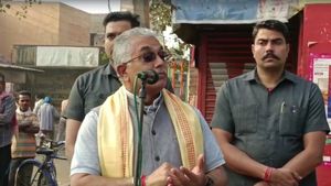 Dilip Ghosh: ক্ষমতার দখল নিয়ে দ্বন্দ্ব শুরু মমতা- অভিষেকের? মহুয়া প্রসঙ্গে কী বললেন দিলীপ ঘোষ? 