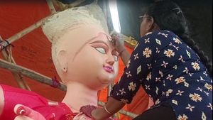 Jagadhatri Puja: মেয়ে সাজাচ্ছেন মাকে, জগদ্ধাত্রীর চক্ষুদান করছেন কিশোরী মৌপিয়া