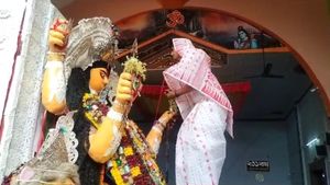 Jagaddhatri Puja: শাড়ি, গয়না পরে এখানে পুরুষরাই করেন দেবীবরণ, কিন্তু কেন এই রেওয়াজ? 