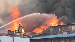 সাত সকালে ভয়াবহ অগ্নিকাণ্ড হাওড়ায়, দাউ দাউ করে জ্বলছে গোডাউন, ঘটনাস্থলে একাধিক ইঞ্জিন