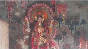 Kali Puja 2023: উঁচু নীচুর ভেদ নেই, ডোমেদের হাতেই এখানে পুজিত হন শ্যামা মা