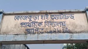 Bankura: স্কুলে না এসেও মাইনে নেন প্রধান শিক্ষক, মিড ডে মিলে কারচুপি, তালাবন্দি অন্যান্য শিক্ষকরা
