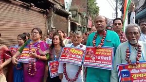 Onion Price: পেঁয়াজের আগুন দাম, মালা করে গলায় পরে মিছিল তৃণমূল বিধায়কের