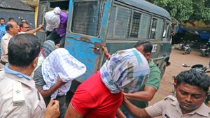 দোলুয়াখাকিতে কাউকেই ঢুকতে দিচ্ছে না পুলিশ, আগুন লাগানোর অভিযোগে ধৃত ৩ 