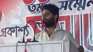 ত্রাণ নিয়ে দোলুয়াখাকিতে সৃজনরা, এসএফআই কথা বলল গ্রামের মানুষের সঙ্গে