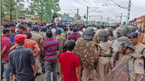 South 24 Parganas: খালি পেটে খোলা আকাশের নীচেই কাটল রাত, প্রশাসনের ভূমিকায় ক্ষুব্ধ বামনগাছি