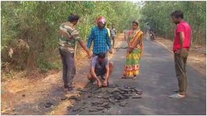 Bankura: পথশ্রী না পকেটশ্রী! হাত দিয়ে টানলেই উঠে আসছে পিচ, চরম বিক্ষোভ সিমলাপালে