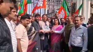 BJP: হাওড়ায় গণতন্ত্রের মৃত্যুবার্ষিকী পালন করল বিজেপি, এক অভিনব প্রতিবাদ 